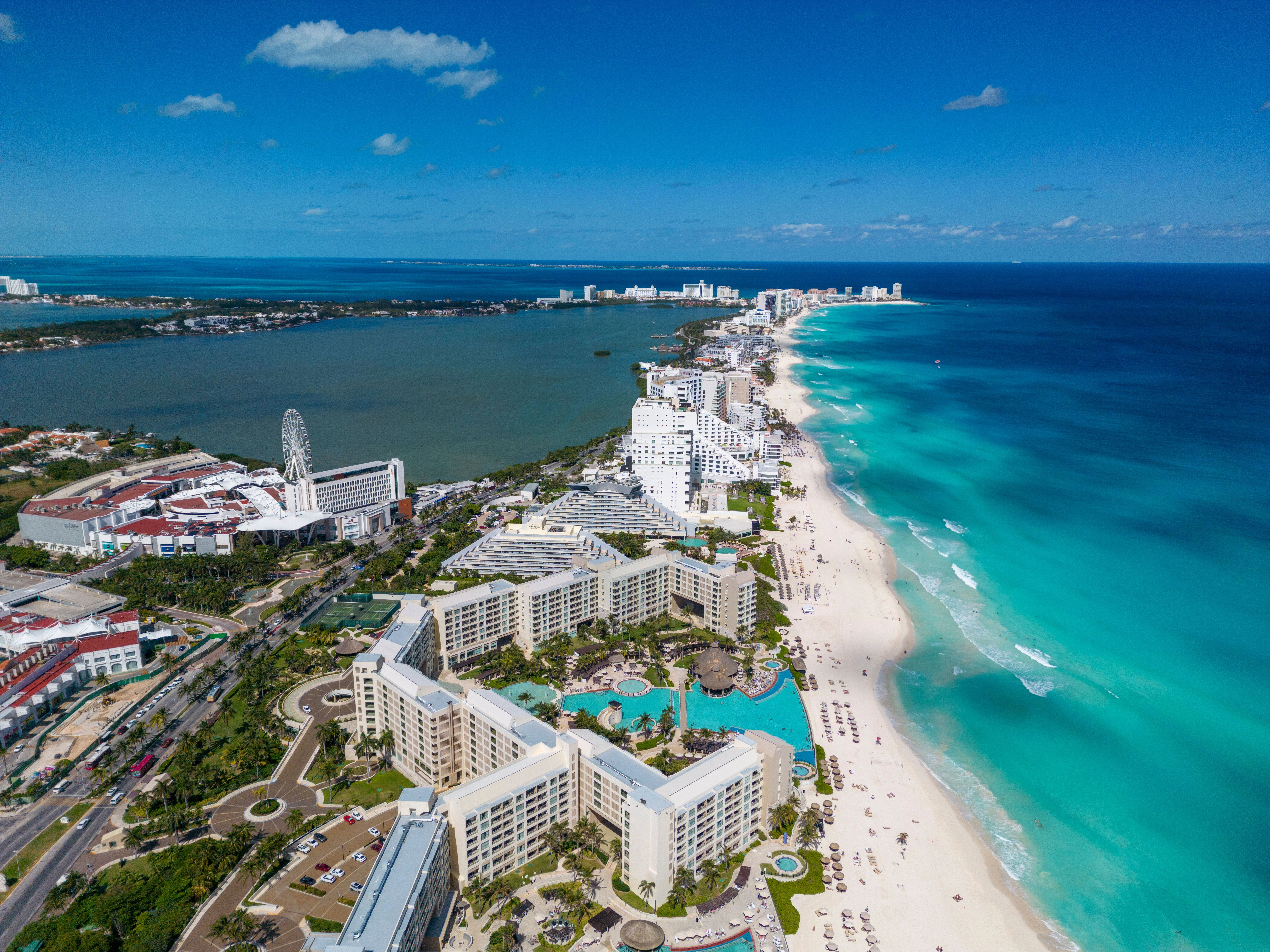 Sistemas de seguridad electrónica y videovigilancia CCTV instalados en Cancún, Playa del Carmen y Tulum por Grupo SAOM