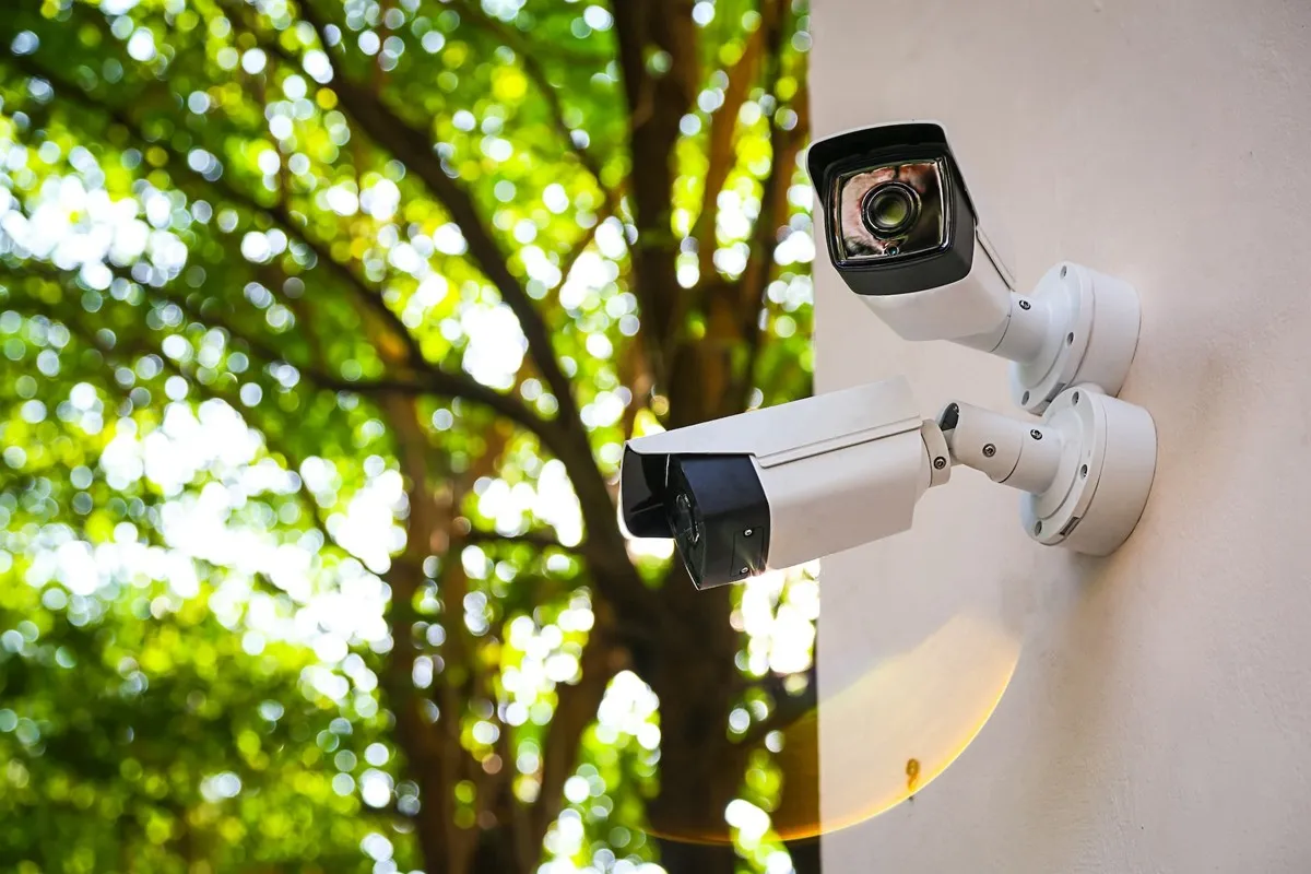 Técnicos expertos instalando cámaras de seguridad en Cancún, Riviera Maya y Mérida