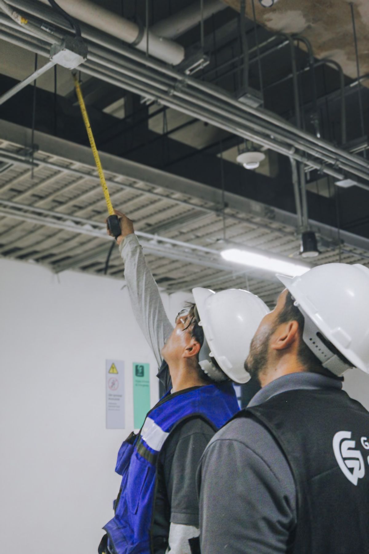 Técnicos de Grupo SAOM trabajando en infraestructura y seguridad electrónica
